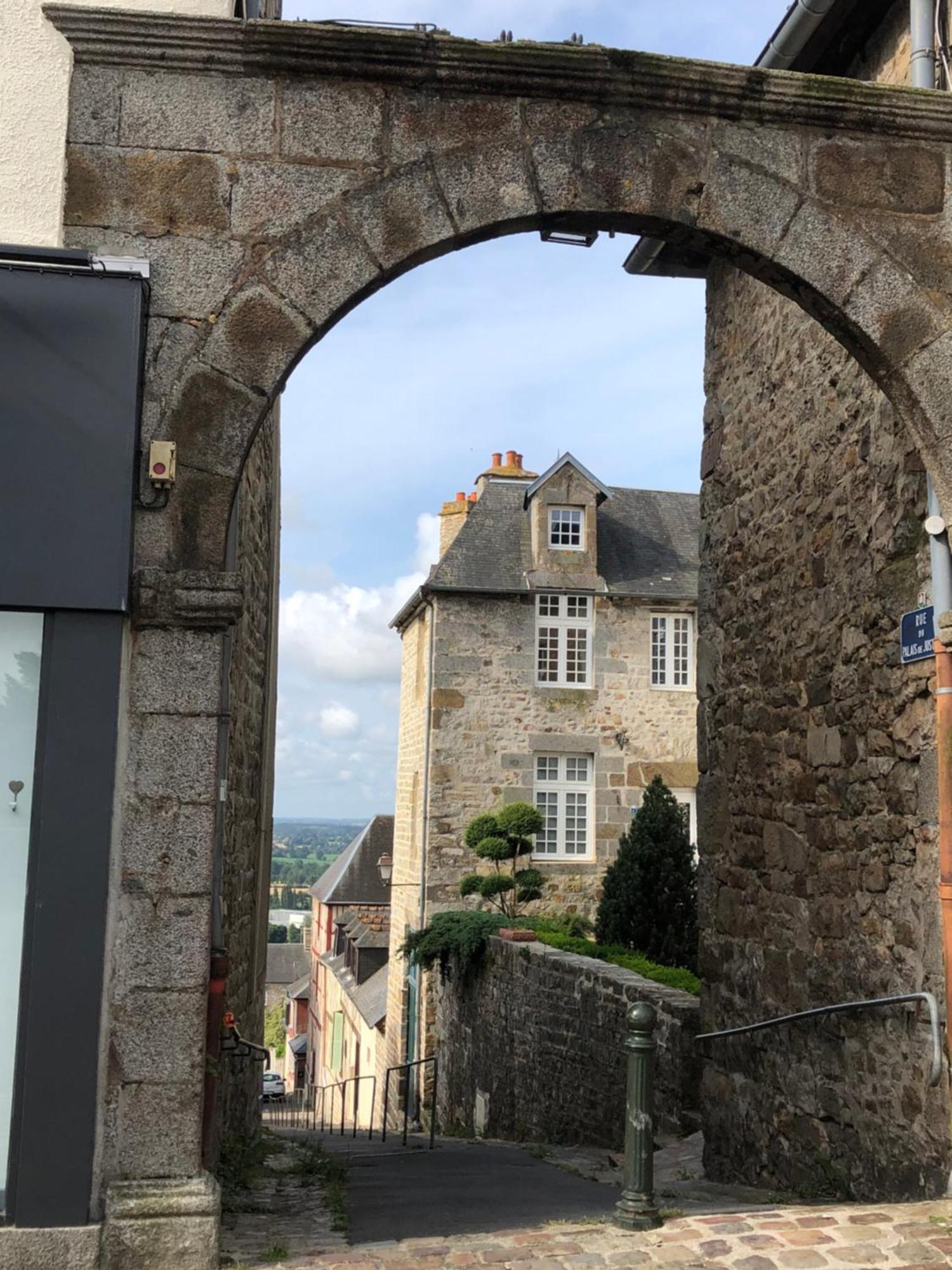 La Maison Sur Les Remparts Domfront  Exterior photo