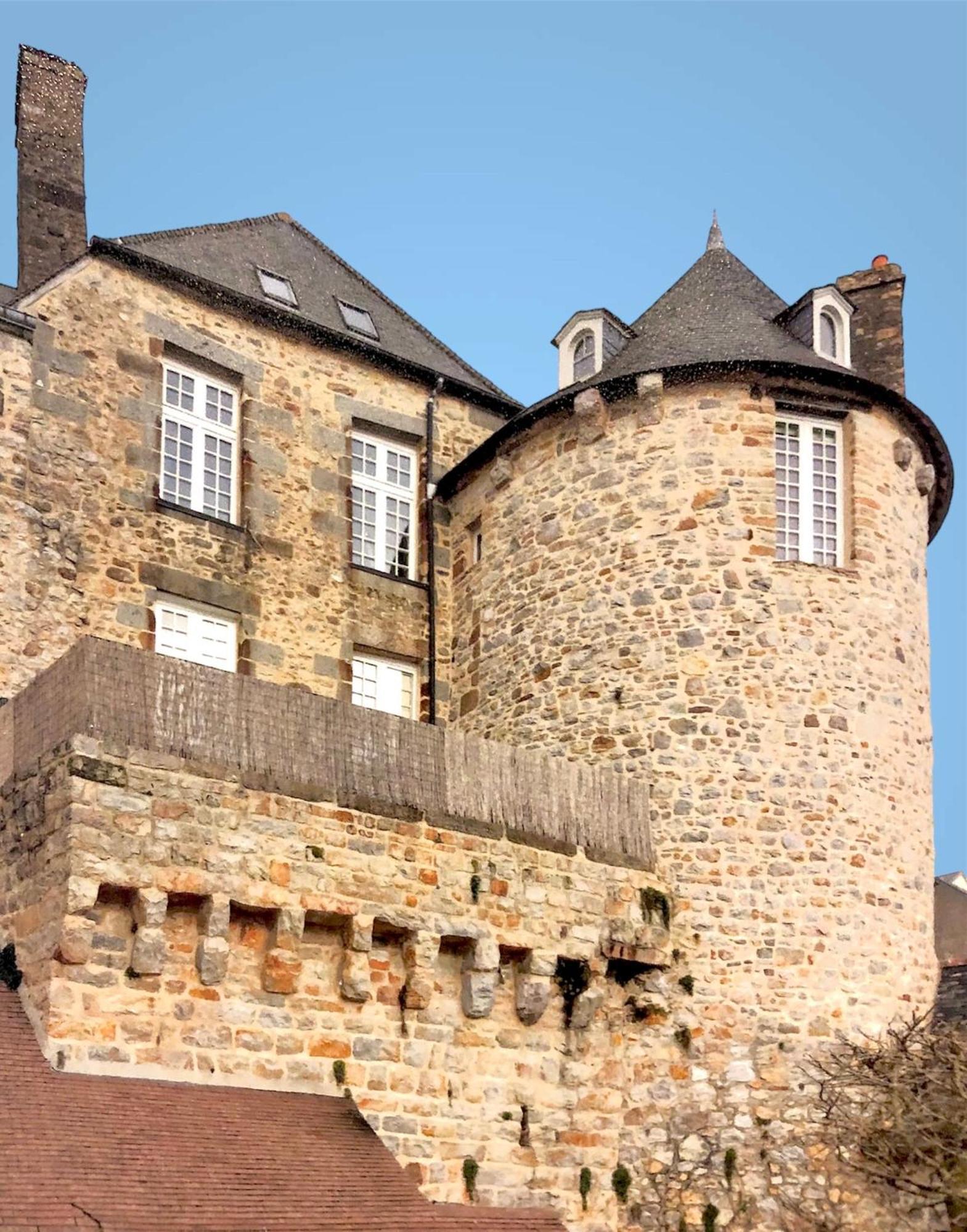 La Maison Sur Les Remparts Bed & Breakfast Domfront  Exterior photo